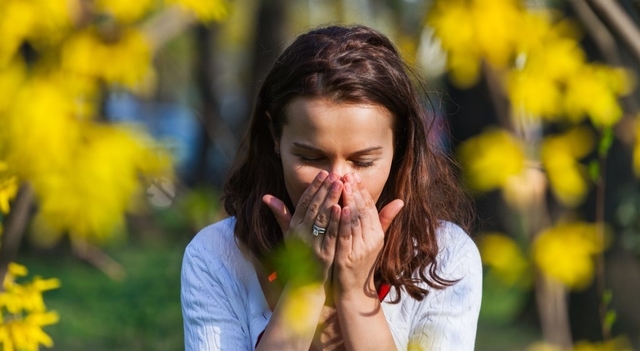 woman suffering from allergies 640.jpg